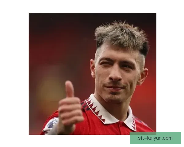 利桑德罗在近期比赛中展现出重要战术作用，成为球队防守端稳定的关键。